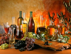 Dieta: martwa natura z karafkami do wina, kiściami winogron, butelkami oleju i oliwkami. autorstwa William M. Timlin