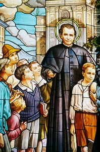 Don Bosco i dzieci, witraż, sanktuarium Colle Don Bosco (XX w.), Castelnuovo Don Bosco, Piemont, Włochy