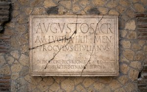 Epigraf na marmurze, kolegium Augustales, stanowisko archeologiczne Herkulanum (lista światowego dziedzictwa UNESCO) autorstwa Benjamin Baud