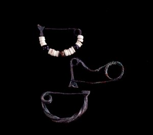 Sztuka etruska: trzy rodzaje fibul z brązu z grobowca 59 autorstwa Poggio Selciatella, Pian della Regina, Tarquinia - IX wiek p.n.e. - wym. 3,8 cm 3,3 cm i 3,5 cm - autorstwa Unbekannt