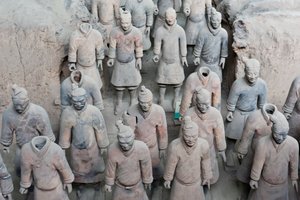 Pierwszy dół; stojące postacie wojowników; Mauzoleum cesarza Qin Shi Huanga; Armia Terakotowa; Xi