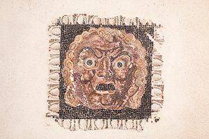 Mozaika podłogowa z I wieku pne przedstawiająca maskę Dionizosa, z rzymskiej willi w pobliżu via Ruffinella w Rzymie, muzeum narodowe w Rzymie (museo nazionale romano), Rzym, Włochy autorstwa Unbekannter Künstler