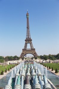 Francja, Paryż, Wieża Eiffla z Trocadero, wznosi się nad mostami i fontannami otaczającego paryskiego pejzażu miejskiego. autorstwa Unbekannt