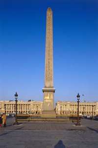 Francja, Paryż, Obelisk Luksorski na Place de la Concorde, egipski obelisk górujący nad budynkiem pokryty złoconymi hieroglifami. autorstwa Unbekannt