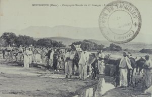 Francuscy legioniści na patrolu w pobliżu gór Atlas, Maroko. Pocztówka z 1909 r. autorstwa Unbekannter Künstler
