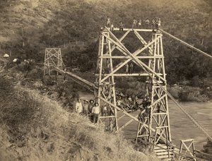 Fresno, Kalifornia: 1890 To zdjęcie autorstwa C.C. Curtis pokazuje most Smith and Moore nad rzeką Kings, który jest częścią koryta zbudowanego przez Hirama T. Smitha i Austina D.Moore