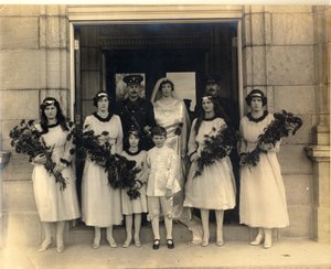 Grupowe zdjęcie ślubne Lady Maud Cavendish i Captain Macintosh autorstwa William M. Timlin
