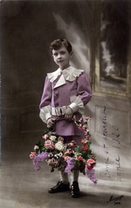 Kartka z życzeniami szczęśliwego Nowego Roku: dziecko trzymające kosz kwiatów - pocztówka z 1920 autorstwa Unbekannt