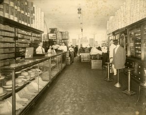 Wnętrze sklepu obuwniczego John Sewell & Co. przy 304-6 12th Avenue (Flagler Street), ok. 1910 (zdjęcie czarno-białe) autorstwa Unbekannt