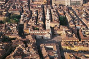 Włochy, Emilia Romagna, Modena, widok z lotu ptaka na miasto z katedrą autorstwa Benjamin Baud