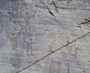 Włochy, Lombardia, Valcamonica, Zbliżenie rysunków naskalnych w Parku Narodowym Naquane autorstwa Benjamin Baud