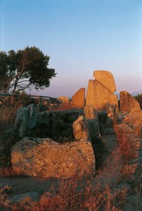 Włochy, Sardynia, Arzachena, prowincja Olbia-Tempio, grób gigantów Li Longhi, widok z tyłu