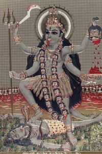 Kali: hinduska bogini czasu, stworzenia, zniszczenia, przemocy i mocy.