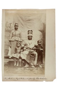 Król książę w szatach królewskich z rodziną, Stary Kalabar, Nigeria, ok. 1890 (druk albumowy) autorstwa Unbekannt