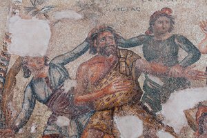 Marsjasz i dwaj Scytowie wykonujący werdykt Apolla i prowadzący go w kierunku drzewa, na którym zostanie żywcem obdzierany ze skóry - Fragment ostatniego momentu muzycznego konkursu pomiędzy Marsjaszem a Apollem, bogiem sztuki - Mozaiki Pafos, Dom Aiona, I autorstwa Unbekannt