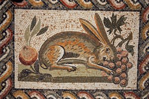 Mozaika przedstawiająca zająca o szpiegowskim spojrzeniu pasącego się na kiście winogron (2. poł. II wne)/in situ a El Jem (Antyczny Thysdrus)/Tunezja autorstwa Unbekannt