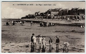 Normandia, Calvados (14), Langrune sur Mer (Langrune-sur-Mer): grupa dzieci bawiących się na plaży w mareee low Pocztówka koniec XIX – początek XX wieku autorstwa William M. Timlin