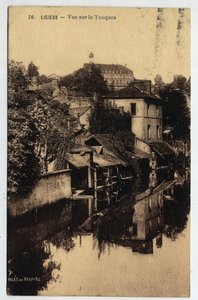 Normandia, Calvados (14), Lisieux: domy na skraju Touques - pocztówka z 1934 r. autorstwa William M. Timlin
