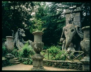 Jeden ze słoni Hannibala i smok walczący z lwem, rzeźby z ogrodów Parco dei Mostri (Park potworów) założonych w latach 1550-63 przez księcia Orsini, według projektów Giacomo Barozzi da Vignola (1507-73) (kamień) (zdjęcie) (szczegóły patrz 6 autorstwa Unbekannt