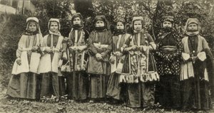 Osetini kobiety w tradycyjnych strojach Grupa mniejszości w Związku Radzieckim autorstwa Benjamin Baud
