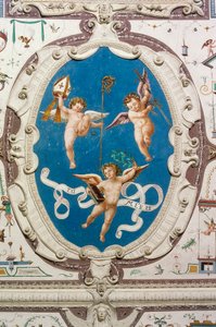 Owal przedstawiający trzy putta (1560), fragment sufitu Sali Grotesek, zamek Della Manta, Manta (Cuneo), Piemont, Włochy autorstwa William M. Timlin