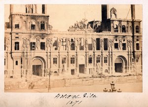 Komuna Paryska (1871): widok na Hotel de Ville po pożarze w maju 1871. Anonimowa fotografia. Druk na kartonie Wym. 15x10 cm autorstwa Unbekannt