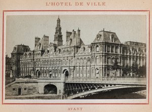 Komuna Paryska (1871): widok na Hotel de Ville w Paryżu przed pożarem w maju 1871. Zdjęcie Pierre