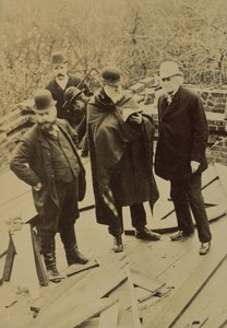 Philip Webb (1831-1915) podczas budowy Czerwonego Domu dla Williama Morrisa (zdjęcie czarno-białe) autorstwa Unbekannt