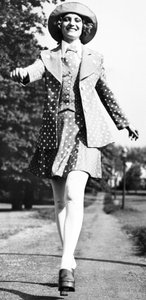 Sukienka mini w kropki, maj 1972 autorstwa Unbekannt