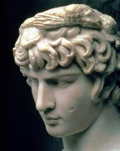 Portret głowy Antinousa w wieńcu Dionizosa, część posągu z willi cesarza Hadriana w Tivoli, Roman, II w. (marmur) autorstwa Unbekannt