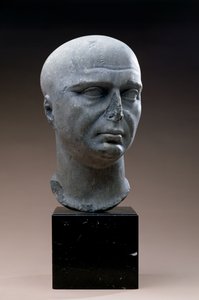 Portret głowy kapłana Izydy z ogoloną głową, rzymski, II wne (marmur ciemnoszary) autorstwa Unbekannt