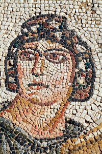 Portret Ambrozji - Symbol pożywienia bogów i nieśmiertelności - Fragment panelu przedstawiający pierwszą kąpiel Achillesa - Mozaiki Pafos, Willa Tezeusza, V wiek naszej ery - Cypr - Portret Ambrozji, symbolu pożywienia bogów i nieśmiertelności autorstwa Unbekannt