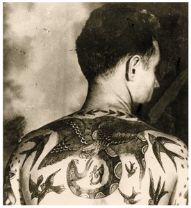 Portret Toma Stephena, wytatuowany przez Berta Grimma, ok. 1942 r. (zdjęcie) autorstwa Unbekannter Künstler