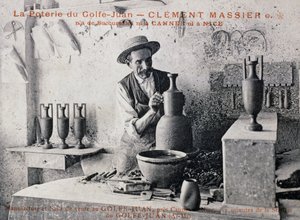 Pocztówka z Clementem Massierem (1844-1917), mistrzem garncarskim z Poterie de Golf-Juan przy pracy w swojej pracowni, Francja, XX w. autorstwa William M. Timlin
