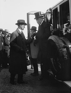 Prezydent Woodrow Wilson wysiadający z samochodu. Waszyngton, DC, około 1918 roku. Zdjęcie autorstwa (zdjęcie b/w) autorstwa Benjamin Baud