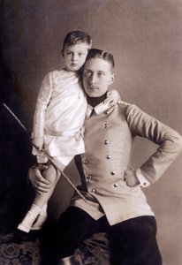 Książę Wilhelm Hohenzollern (1882-1951), znany również jako książę koronny, syn kaisera Wilhelma II, ze swoim najstarszym synem, również o imieniu Wilhelm, zdjęcie wykonane przez Selle und Kuntze autorstwa Unbekannter Künstler