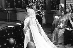 Królowa Sylwia i król Karol XVI Gustaw podczas ceremonii zaślubin w Storkyrkan w Sztokholmie autorstwa Unbekannter Künstler