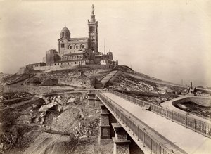 Architektura sakralna: widok zewnętrzny bazyliki Notre Dame de la Garde (Notre-Dame-de-la-Garde), zwanej także „Dobrą Matką” (1853-1864), zbudowanej według planów architekta Henry