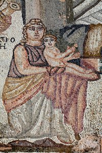 Przedstawienie nowo narodzonego Achillesa z jego pielęgniarką, Anatrof - Fragment panelu przedstawiający pierwszą kąpiel Achillesa - Mozaiki Pafos, willa Tesusa V wne - Cypr - Achilles nouveau ne avec sa nourrice, Anatrof - Szczegół autorstwa Unbekannt