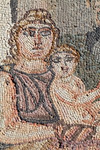 Przedstawienie nowo narodzonego Achillesa z jego pielęgniarką, Anatrof - Fragment panelu przedstawiający pierwszą kąpiel Achillesa - Mozaiki Pafos, willa Tesusa V wne - Cypr - Achilles nouveau ne avec sa nourrice, Anatrof - Szczegół autorstwa Unbekannt