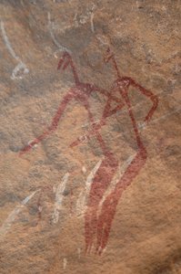 Sztuka naskalna, prehistoria: Malowidło naskalne przedstawiające dwie postacie z lonży w ozdobnym schronie w górach Uweinat w Sudanie. Okres od 8000 do 3000 lat pne. Fotografia autorstwa Unbekannt