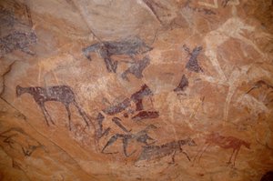 Sztuka naskalna, prehistoria: Malarstwo naskalne bydła, jedno kolano w schronie zdobionym w masywie Uweinat w Sudanie (Karkur-Talh lub Karkur Talh). Okres od 8000 do 3000 lat pne. Fotografia autorstwa Unbekannt