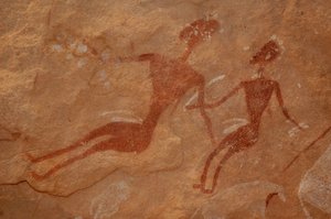 Sztuka naskalna, prehistoria: Fragment malarstwa naskalnego przedstawiającego dwie postacie w ozdobnym schronie w masywie Uweinat w Egipcie. (Okres od 8000 do 3000 lat pne). Fotografia autorstwa Unbekannt