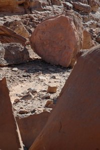 Sztuka naskalna, prehistoria: Okrągła skała z żyrafami i rycinami strusi w masywie Uweinat w Sudanie. Okres od 8000 do 3000 lat pne. Fotografia autorstwa Unbekannt