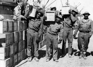II wojna światowa (1939-1945) – Bliski Wschód Kwiecień 1943: W porcie członkowie Batalionu Portowego Armii USA z Afroamerykanów rozładowują sprzęt wojskowy. autorstwa Unbekannt