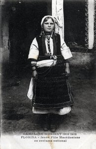 Serbia, Florina: Portret dziewczynki z Macedonii w stroju narodowym – pocztówka 1914-1918 autorstwa William M. Timlin