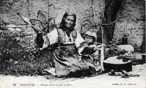 Serbia, Monastir: Serbka zajęta bieganiem, Monastir nazywa się desormais Bitola i znajduje się w Macedonii - pocztówka 1914-1918 autorstwa William M. Timlin