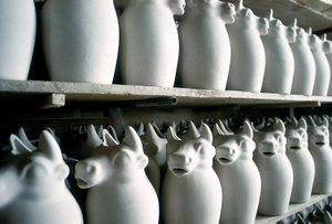 Półki w fabryce ceramiki z dzbanami na mleko, Montelupo Fiorentino, Włochy (zdjęcie) autorstwa Unbekannter Künstler