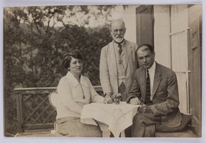Zygmunt Freud i Horace W. i Anjelika Frink, ok. 1920 (zdjęcie czarno-białe) autorstwa Unbekannt