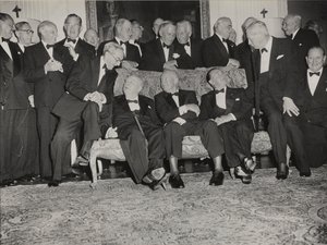 Sir Winston Churchill i Dwight D. Eisenhower podczas kolacji w Winfield House, domu ambasadora USA w Londynie autorstwa Unbekannter Künstler